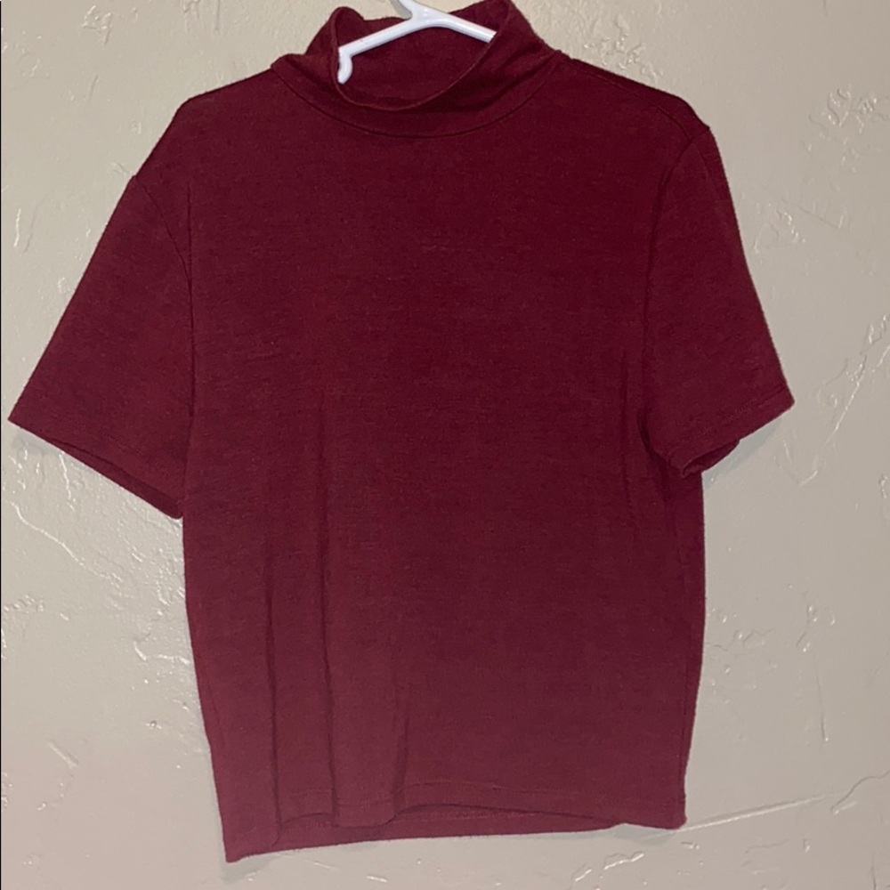 A crop with a Tuttle neck